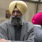 Tra di loro c�� Hardev: � un uomo alto, ha i baffi e una lunga barba grigia e indossa un turbante di color giallo chiaro ha 58 anni, abita a Gioia del Colle e oltre a lavorare in campagna (cosa che faceva anche in India) cerca di guadagnarsi da vivere facendo le pulizie